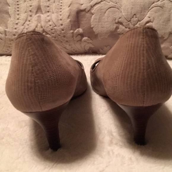 Bandalino taupe snakeskin pattern shoes - Picture 4 of 7